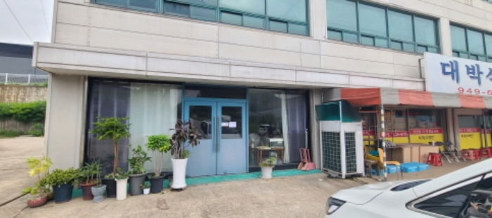 1층 112호 건물 전경(안내문 부착)