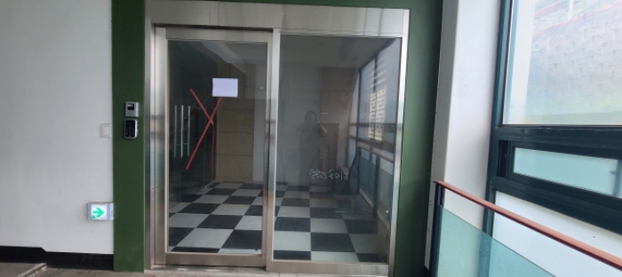 2층 건물 출입구 전경(안내문 부착)