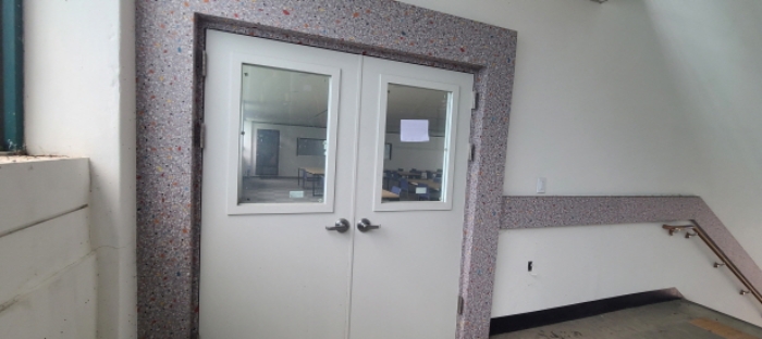 2층 건물 출입구 전경(안내문 부착)