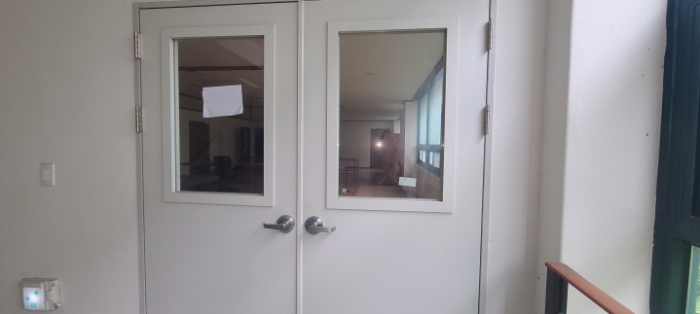 2층 건물 출입구 전경(안내문 부착)