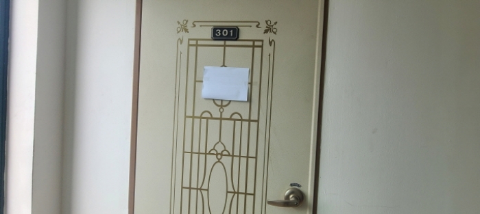 3층 301호 출입문 전경(안내문 부착)