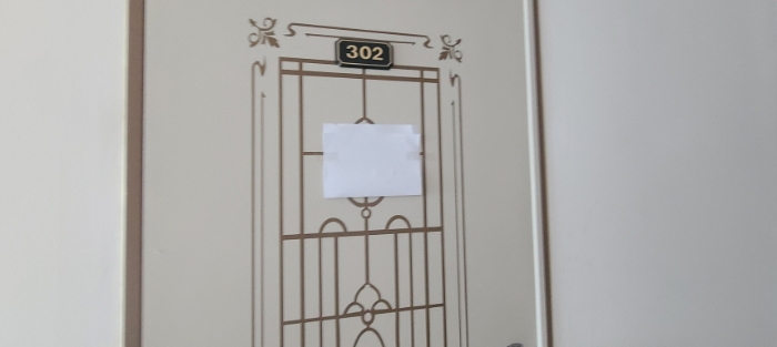 3층 302호 출입문 전경(안내문 부착)