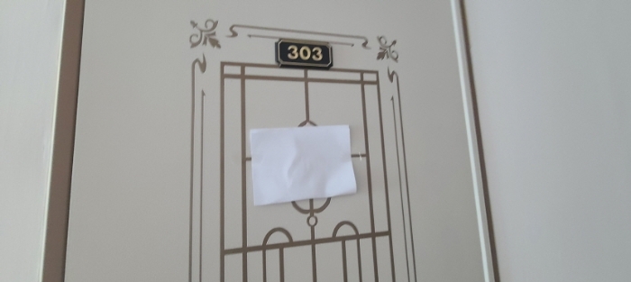 3층 303호 출입문 전경(안내문 부착)