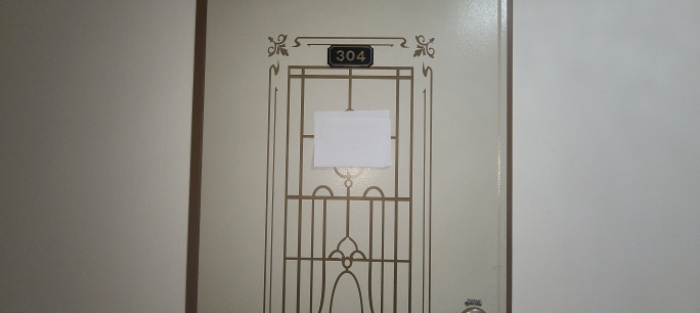 3층 304호 출입문 전경(안내문 부착)