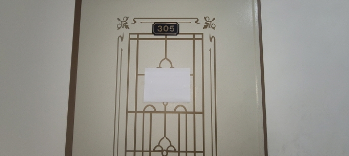 3층 305호 출입문 전경(안내문 부착)