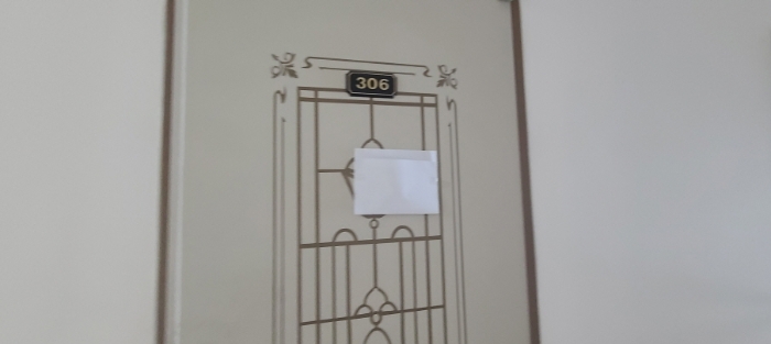 3층 306호 출입문 전경(안내문 부착)