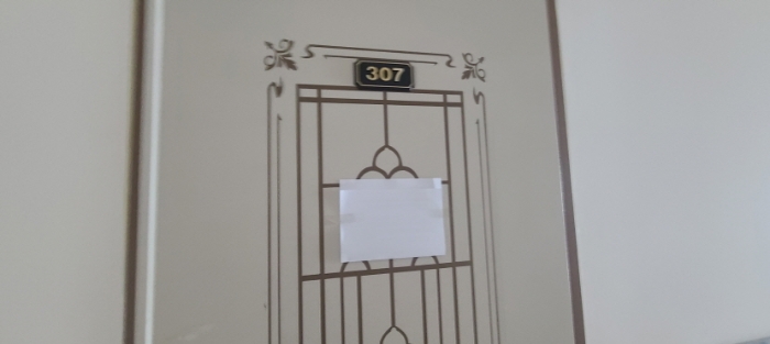 3층 307호 출입문 전경(안내문 부착)