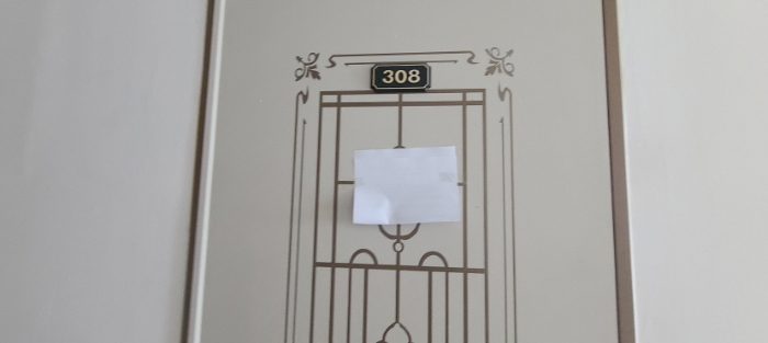 3층 308호 출입문 전경(안내문 부착)