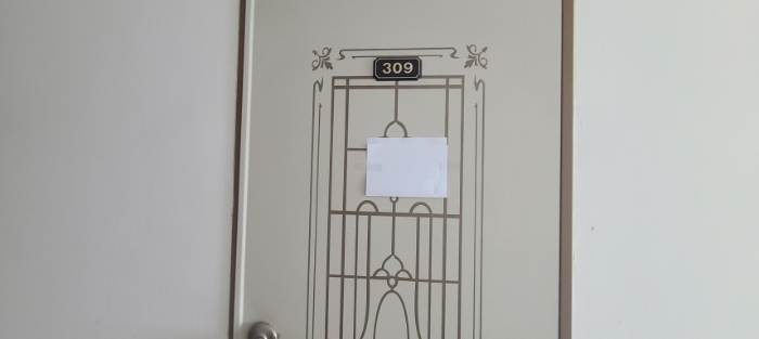 3층 309호 출입문 전경(안내문 부착)