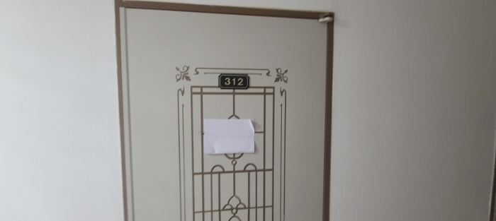 3층 312호 출입문 전경(안내문 부착)