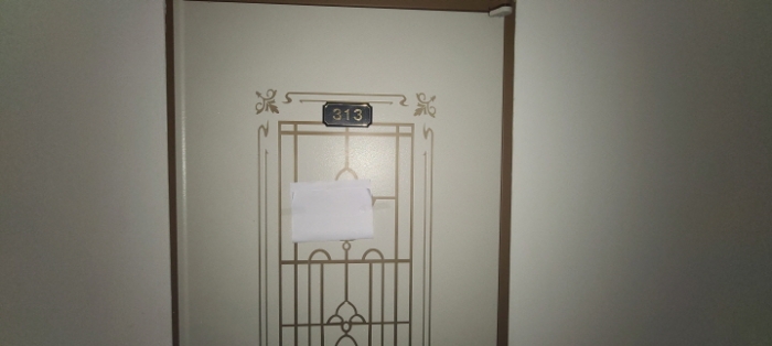 3층 313호 출입문 전경(안내문 부착)