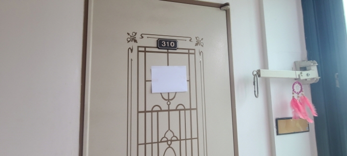 3층 310호 출입문 전경(안내문 부착)