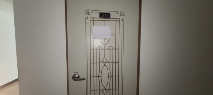 3층 311호 출입문 전경(안내문 부착)