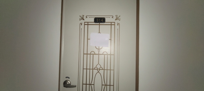 3층 314호 출입문 전경(안내문 부착)