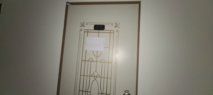 3층 315호 출입문 전경(안내문 부착)