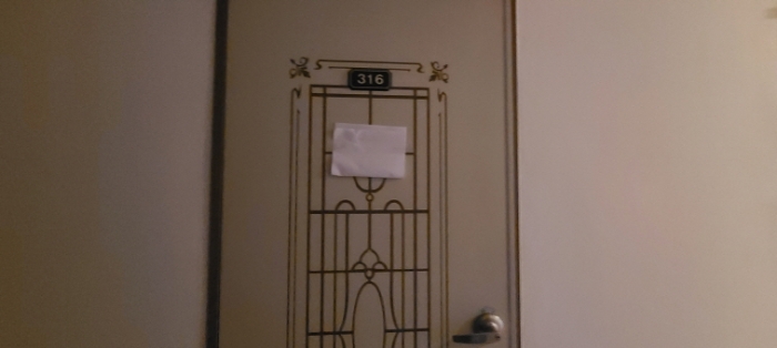 3층 316호 출입문 전경(안내문 부착)