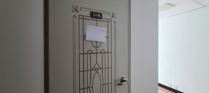 3층 318호 출입문 전경(안내문 부착)