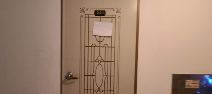 3층 321호 출입문 전경(안내문 부착)