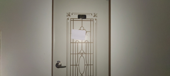 3층 322호 출입문 전경(안내문 부착)