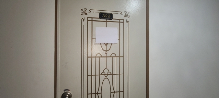 3층 323호 출입문 전경(안내문 부착)