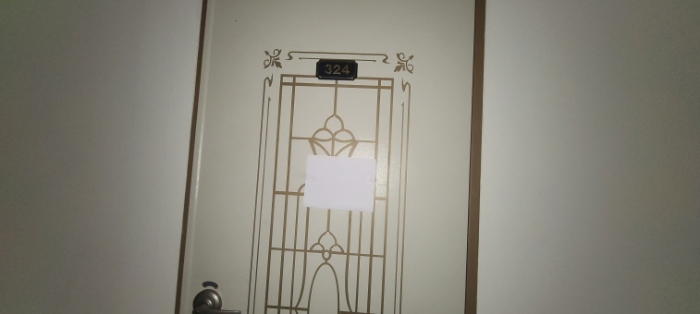 3층 324호 출입문 전경(안내문 부착)