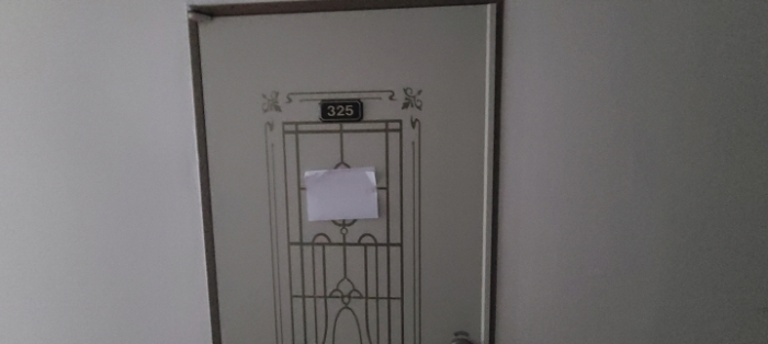 3층 325호 출입문 전경(안내문 부착)