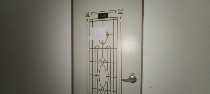 3층 326호 출입문 전경(안내문 부착)