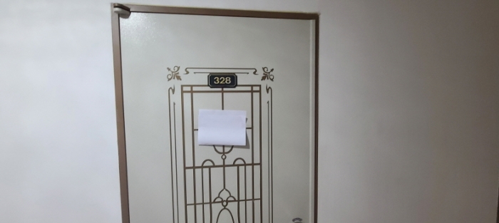 3층 328호 출입문 전경(안내문 부착)