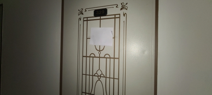 3층 329호 출입문 전경(안내문 부착)