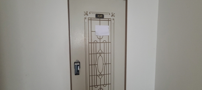 3층 330호 출입문 전경(안내문 부착)