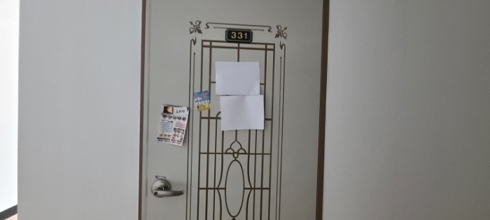 3층 331호 출입문 전경(안내문 부착)