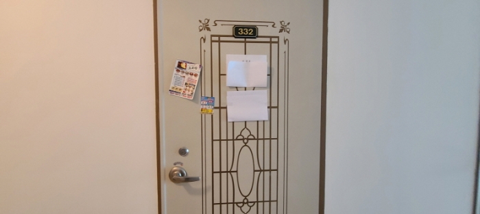 3층 332호 출입문 전경(안내문 부착)