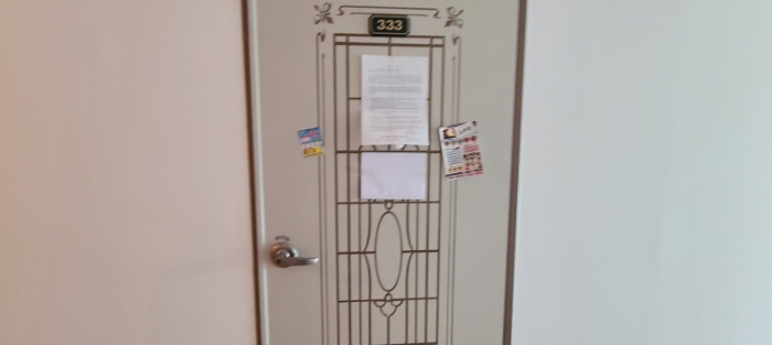 3층 333호 출입문 전경(안내문 부착)