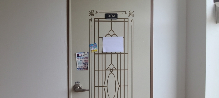 3층 334호 출입문 전경(안내문 부착)