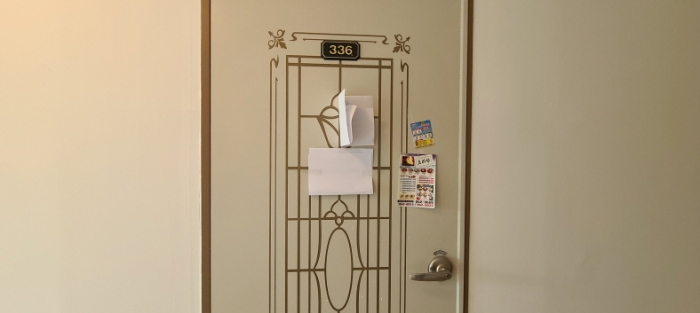 3층 336호 출입문 전경(안내문 부착)