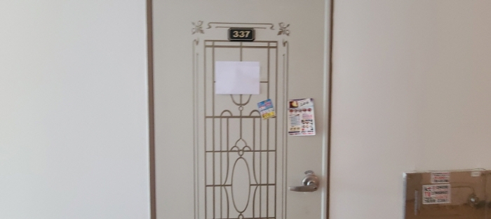 3층 337호 출입문 전경(안내문 부착)