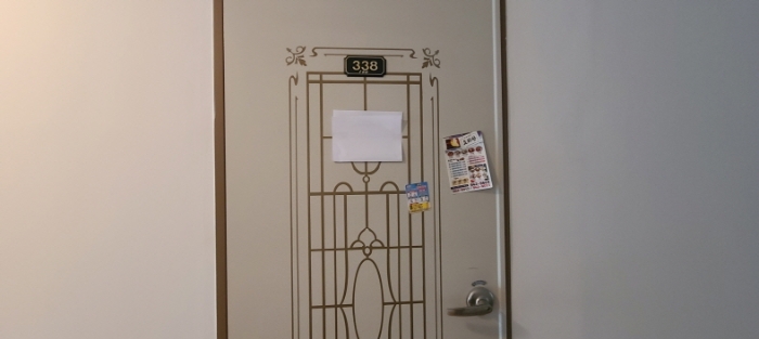 3층 338호 출입문 전경(안내문 부착)