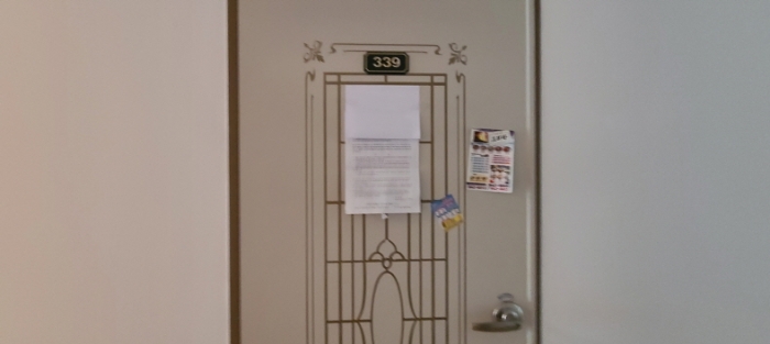 3층 339호 출입문 전경(안내문 부착)