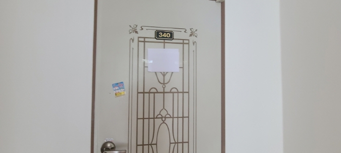 3층 340호 출입문 전경(안내문 부착)