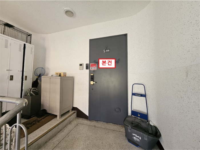 본건 현관문 전경