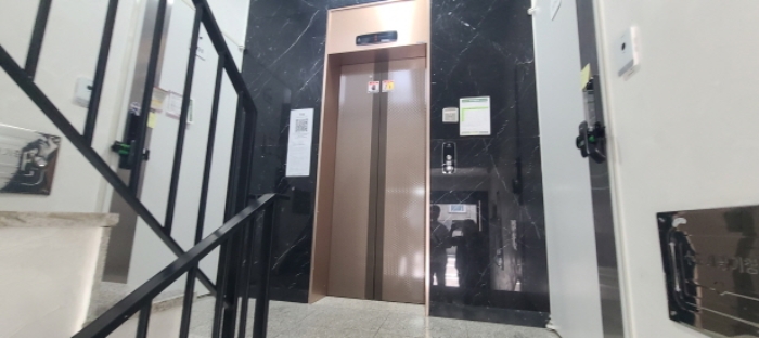 건물내 승강기 전경