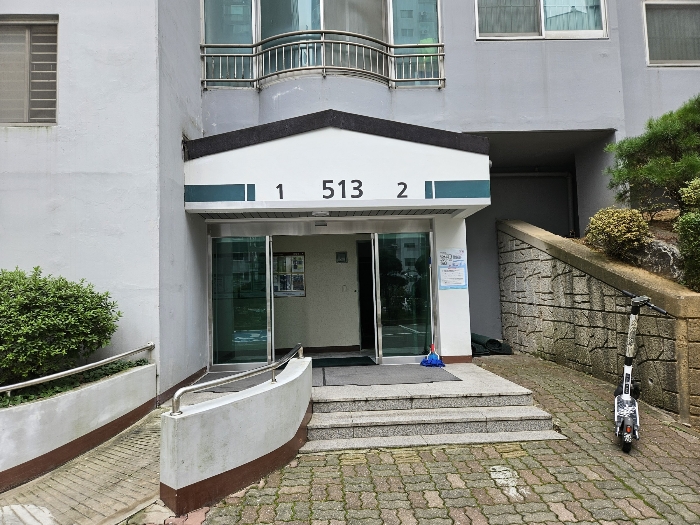 지1층 소재 공동 출입 현관