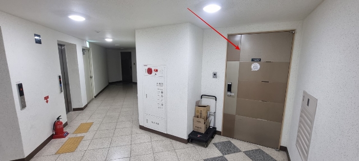 복도에서 출입문 촬영