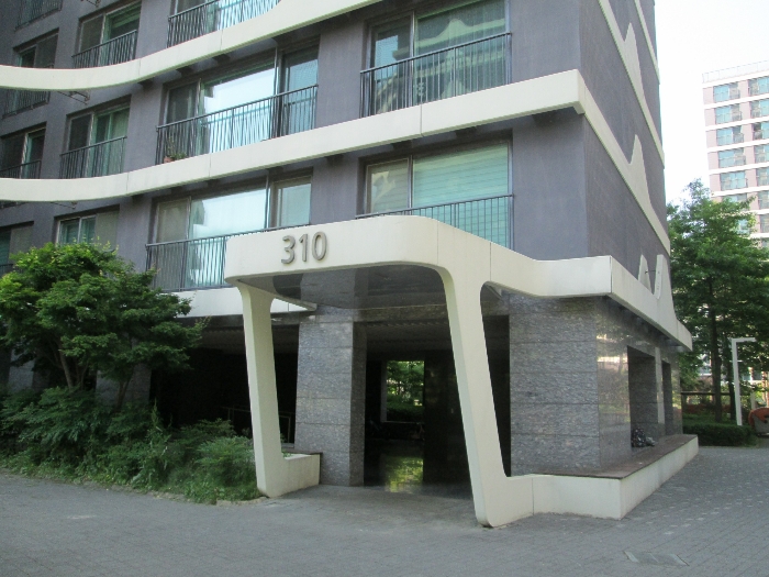 310동 1층 현관