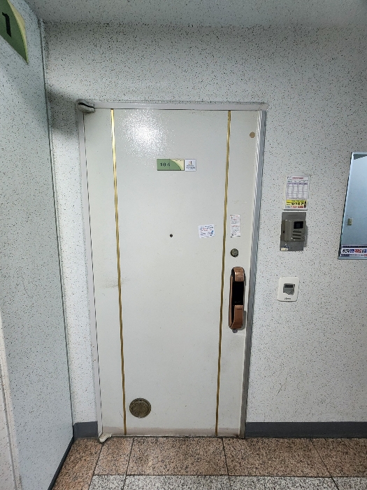104호 현관 출입문