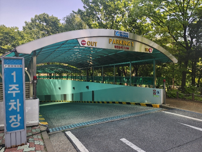 304동 지하주차장 입구
