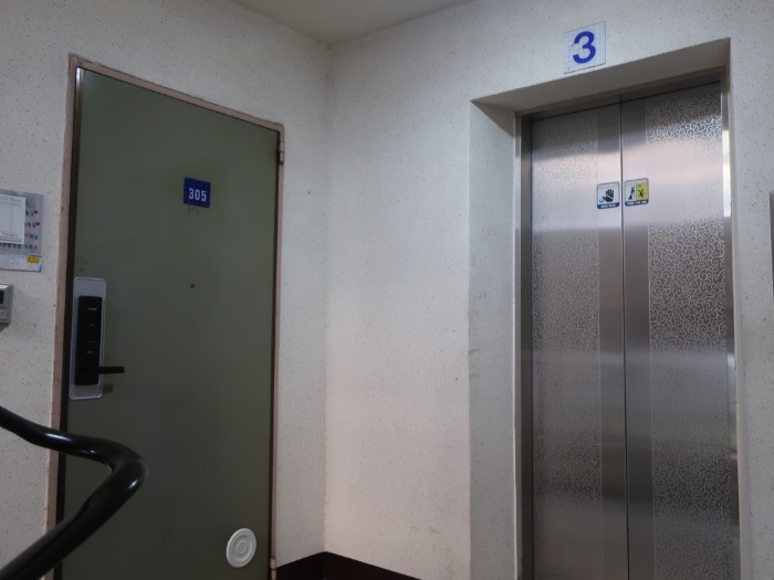 본건 현관 출입구 전경