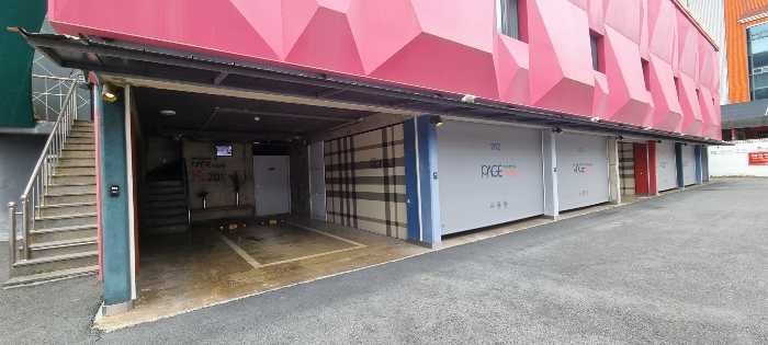 본건 1층 계단실 및 주차장 전경