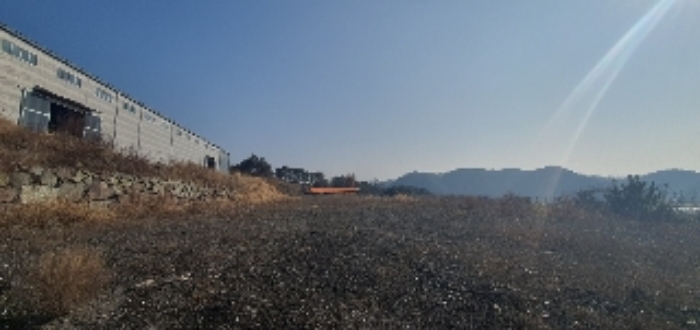 별첨사진3[본건5 지상 폐기물(폐주물사등) 사진3]