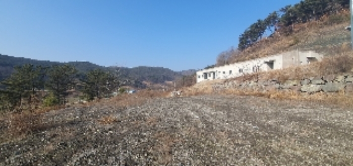 별첨사진4[본건5 지상 폐기물(폐주물사등) 사진4]